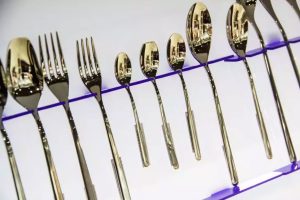 Почему ложки должны лежать на столе перевернутыми: примета, о которой стоит узнать