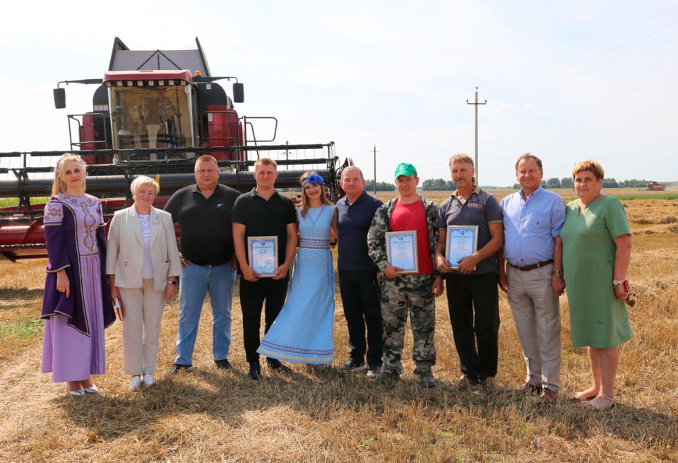 С очередными трудовыми достижениями на жатве-2023 поздравили тружеников Круглянского района