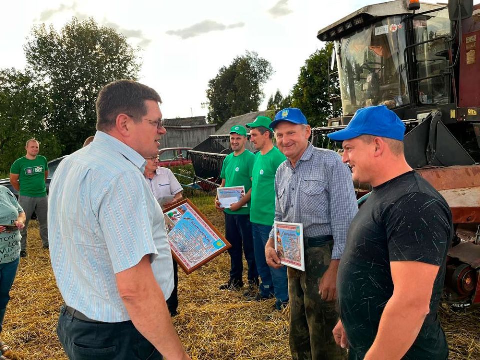 Искренние поздравления с высокими трудовыми достижениями прямо на поле принимали труженики ОАО «Круглянский Рассвет»