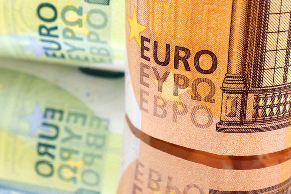 Биржа: 17 августа евро, доллар и юань подешевели, российский рубль подорожал