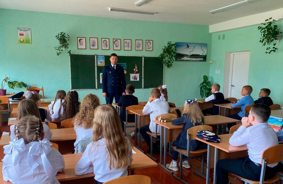 Заместитель прокурора района Артур Горохов провел первый урок «Беларусь и Я – диалог мира и созидания»