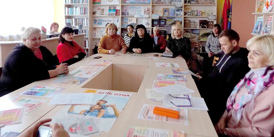 На базе центральной районной библиотеки прошёл круглый стол на тему «Сохранение семейных ценностей. Ответственное родительство»