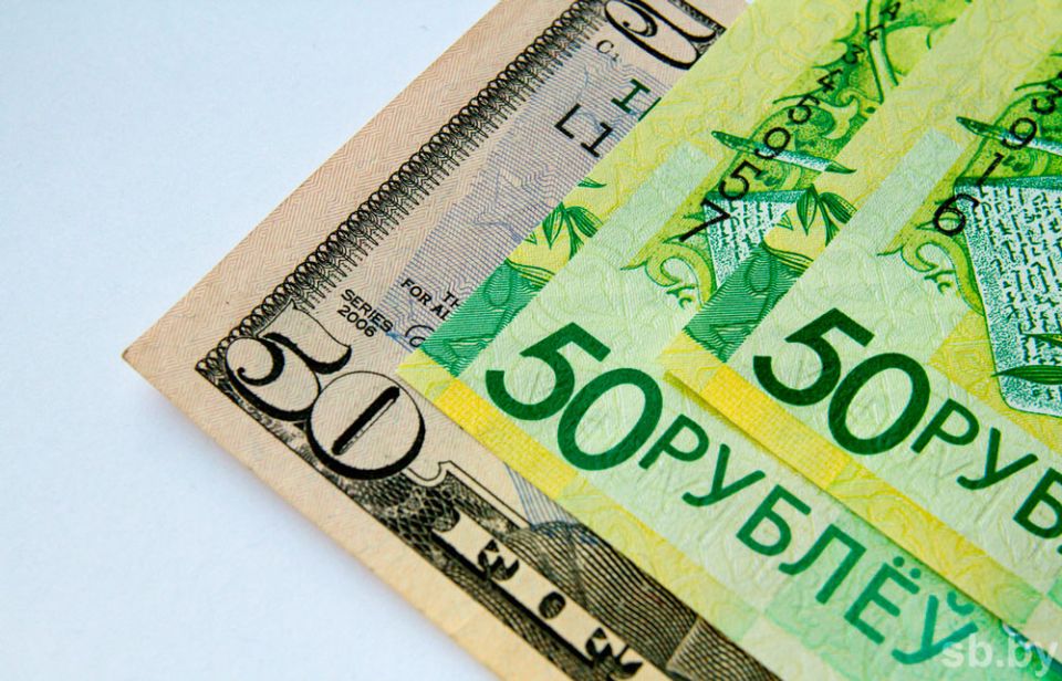 Российский рубль подорожал, доллар и юань подешевели на торгах 25 октября