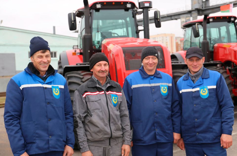 Ключи от новых тракторов председатель облисполкома Анатолий Исаченко  вручил сегодня и механизаторам Круглянского района