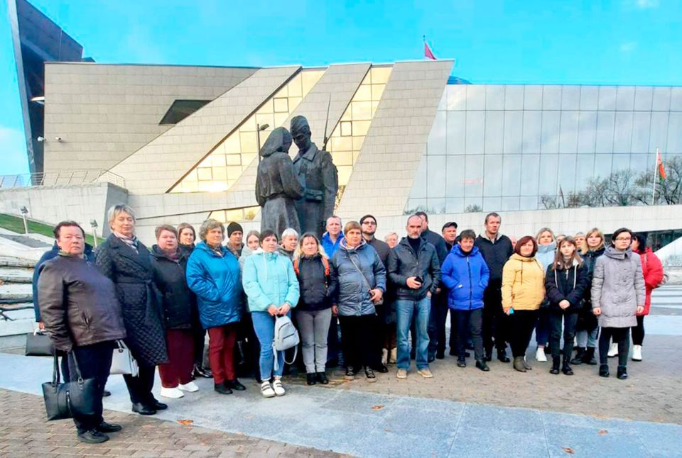 Члены отраслевого профсоюза из числа работников сельхозпредприятий района совершили экскурсию по местам исторической памяти