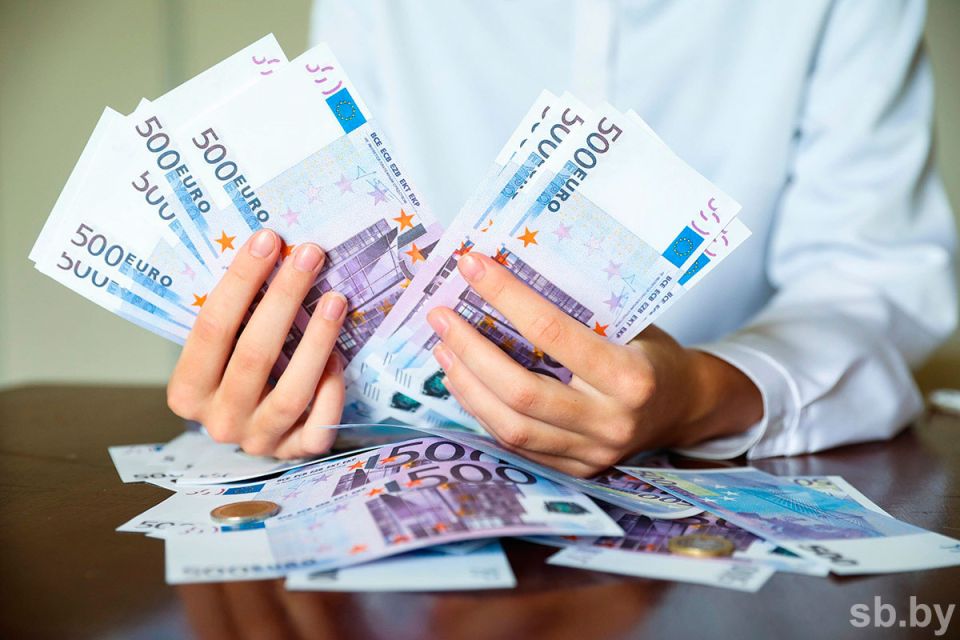 На торгах 11 декабря доллар и юань подешевели, евро и российский рубль подорожали