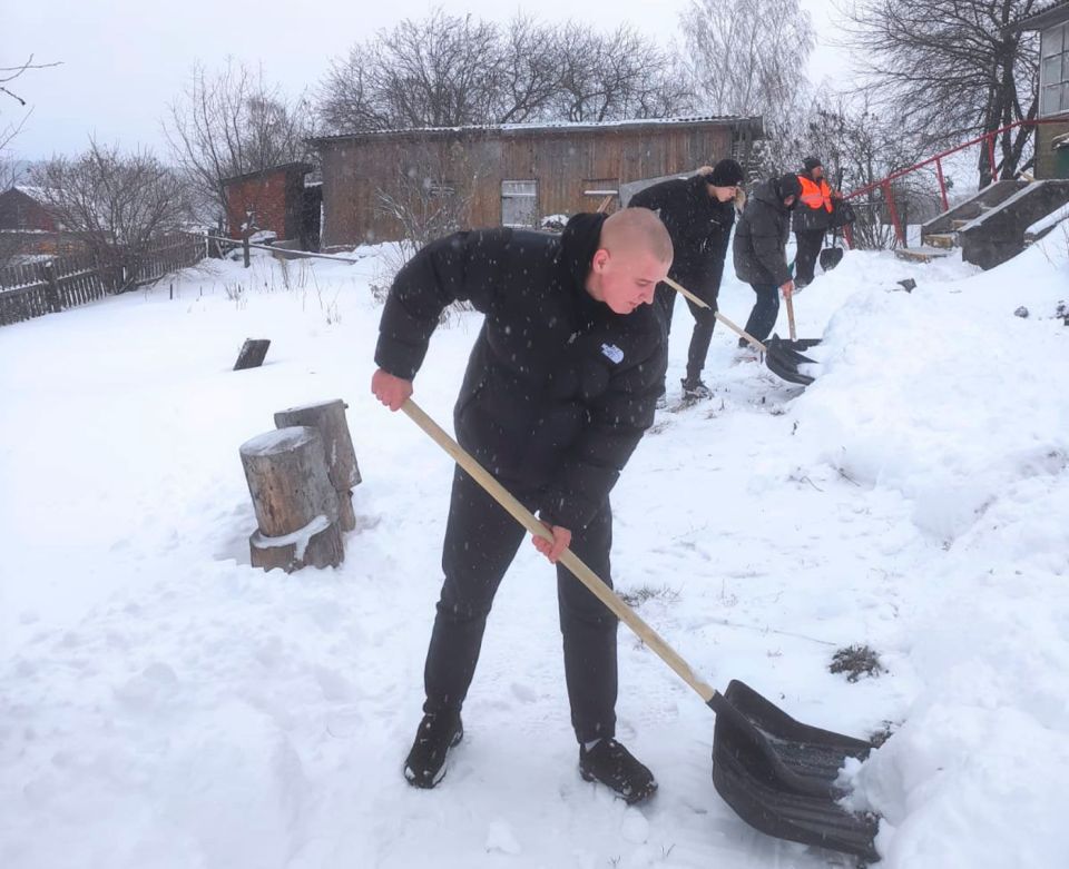 Члены школьного военно-патриотического объединения «Защитник» взяли шефство над жителями агрогородка Тетерино