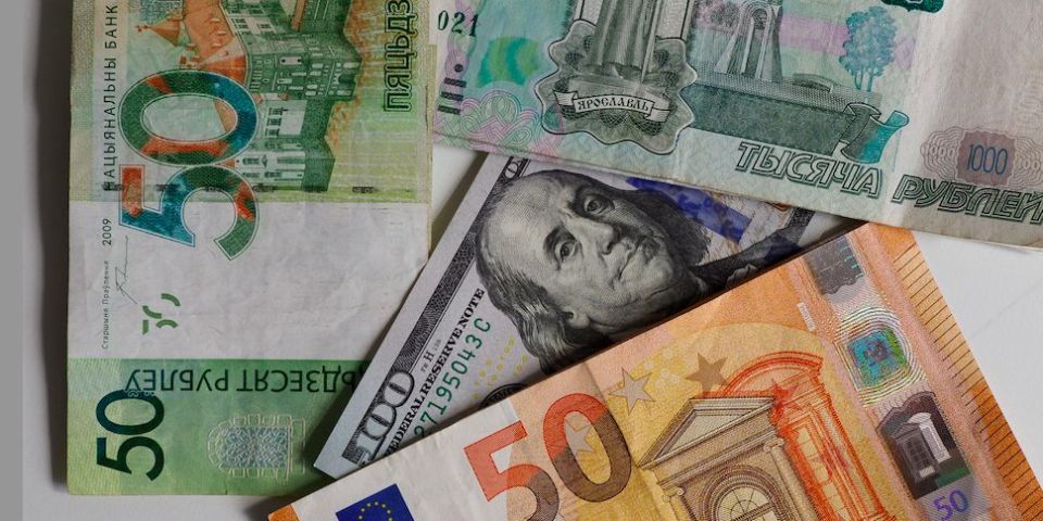 Доллар подешевел, юань и российский рубль подорожали на торгах 14 декабря