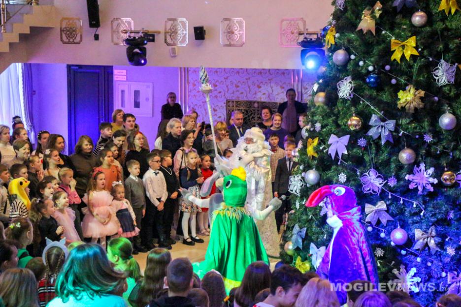 Новогодняя елка «Белой Руси» собрала в Могилеве более 300 ребят