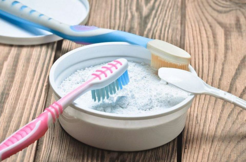 Стоматолог объяснила, кому и как часто рекомендуется чистить зубы зубным порошком