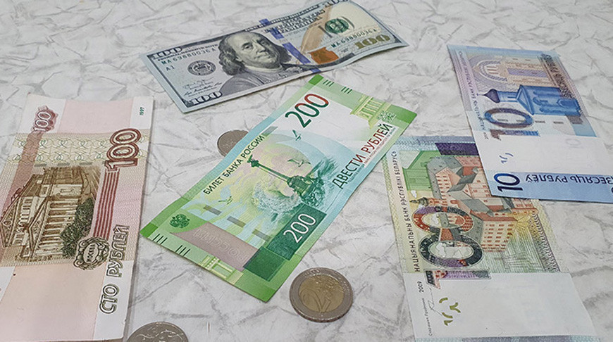 Доллар подешевел, юань и российский рубль подорожали на торгах 8 января