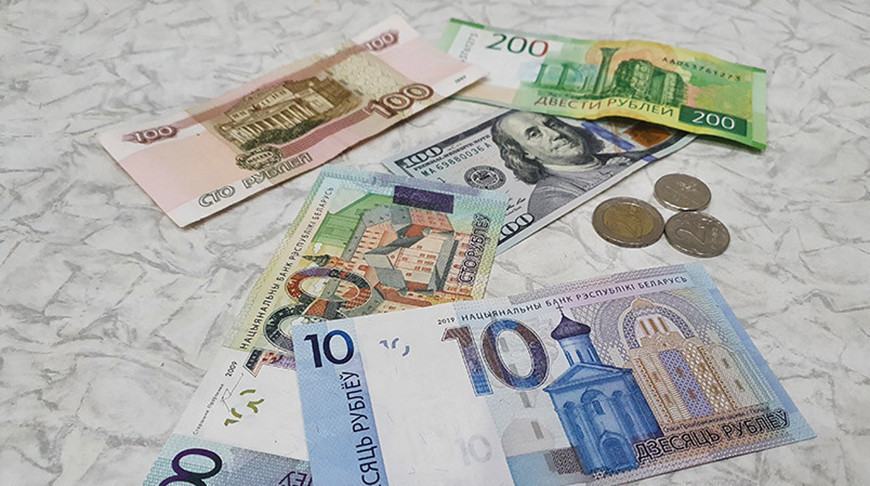 Российский рубль и доллар подешевели, юань подорожал на торгах 19 января