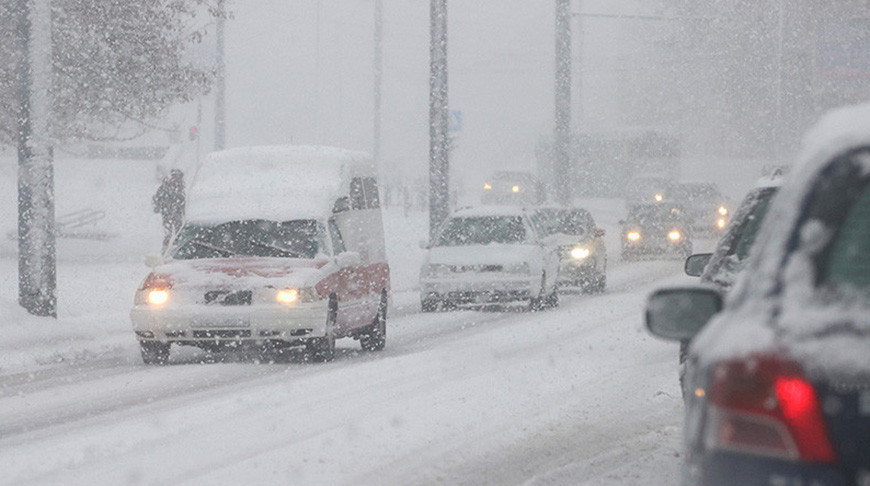 ГАИ в снегопад рекомендует отказаться от поездок на личном транспорте