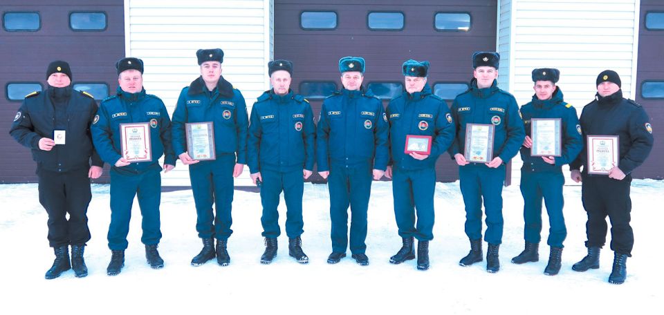 За высокие результаты в оперативно-служебной деятельности круглянским спасателям вручили заслуженные награды и присвоили очередные звания
