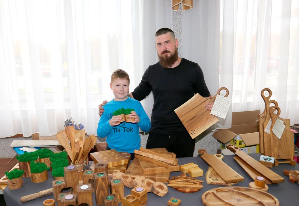 Ему подвластны металл и дерево