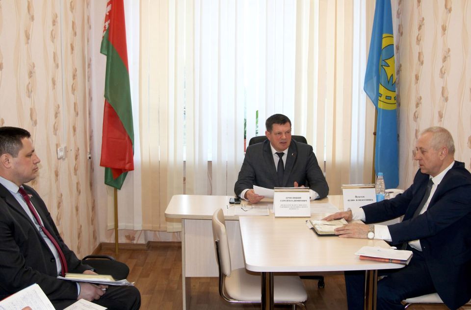 Спектр вопросов – весьма разноплановый: очередной личный приём граждан провёл сегодня руководитель Круглянского района Сергей Ермолицкий