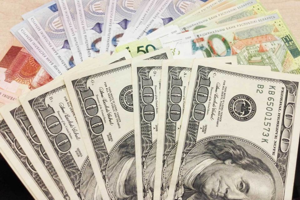 Российский рубль подешевел, доллар и юань подорожали на торгах 12 февраля