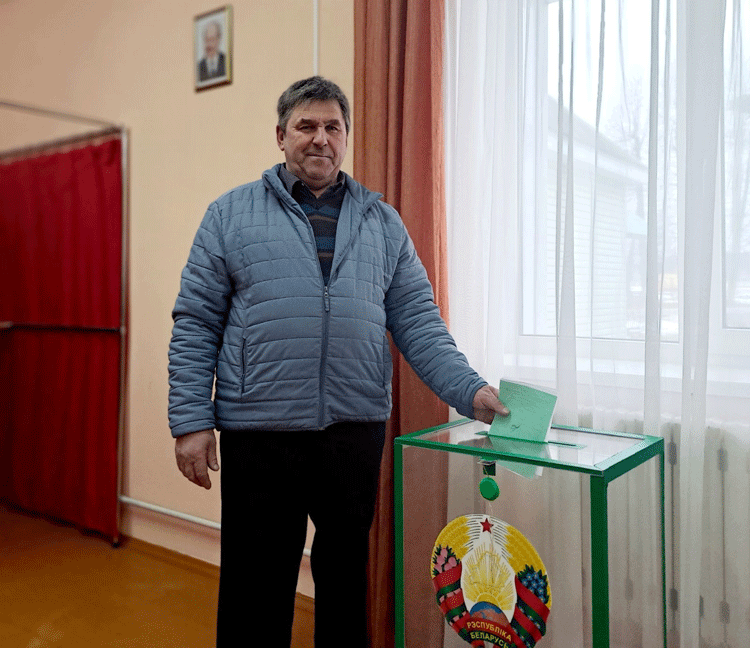 Передовой водитель ОАО “Круглянский Рассвет” Александр Осипёнок всегда старается проголосовать в основной день выборов