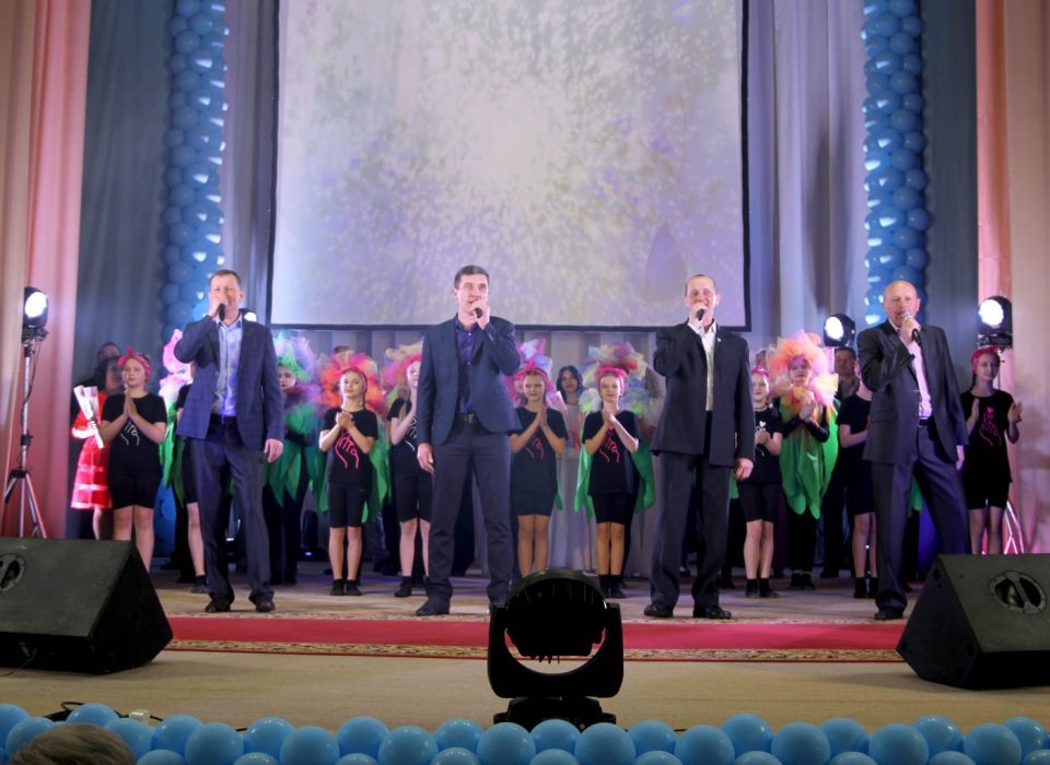 Букетами из песен, комплиментов и цветов радовал сегодняшний концерт, проходивший в Круглянском РДК ко Дню женщин