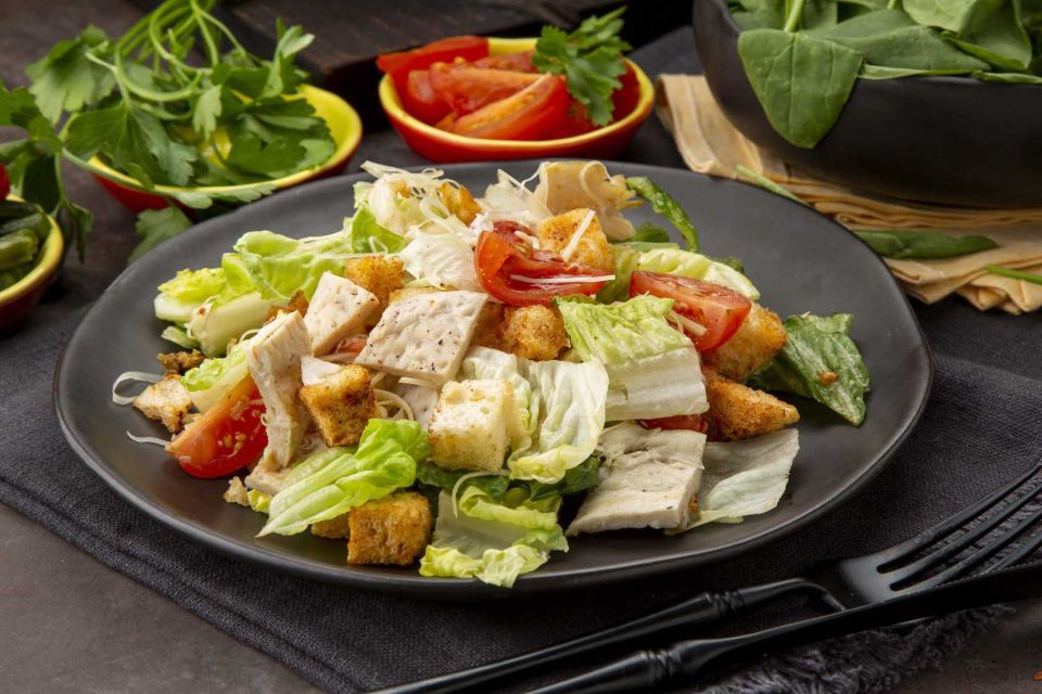 Готовим салат “Цезарь”: классический рецепт — с курицей