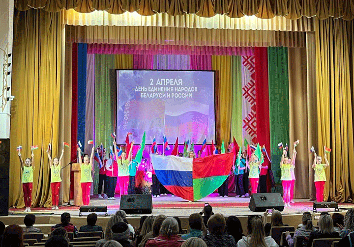 Концертная программа, посвященная Дню единения народов Беларуси и России, приглашала гостей и жителей г. Круглое