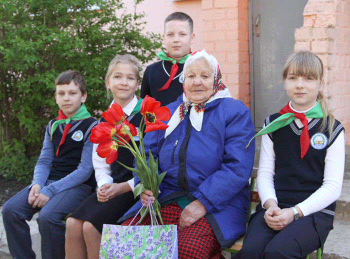 В знак уважения от юных поколений: бывшую узницу концлагеря Евгению Гурину сегодня навещали круглянские школьники
