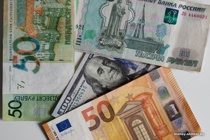Российский рубль подорожал, доллар и юань подешевели на торгах 18 апреля