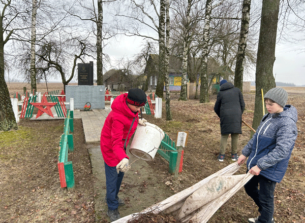 Учащиеся Тетеринской средней школы имени А.С. Лукашевича  организовали уборку воинских захоронений