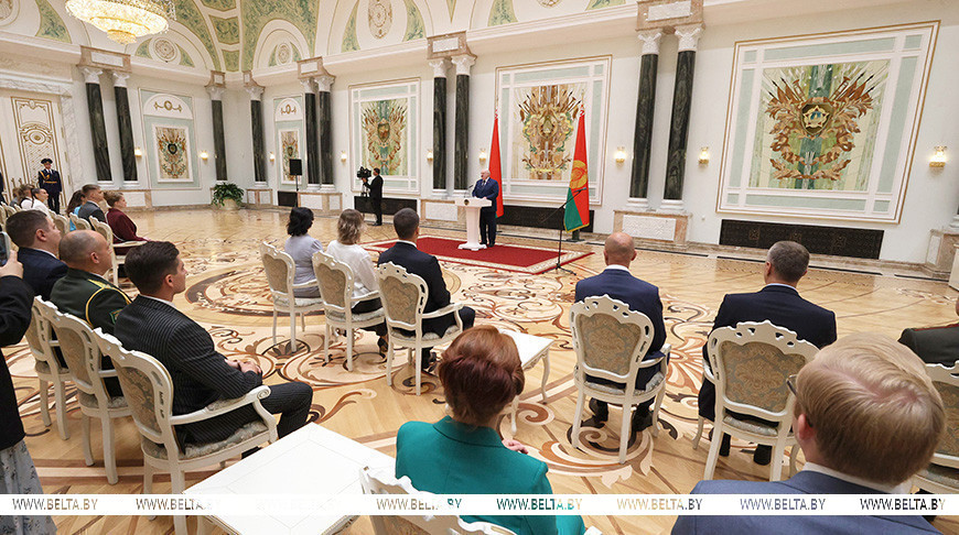 “Вы – символ будущего родной Беларуси”. Лукашенко наградил выпускников вузов