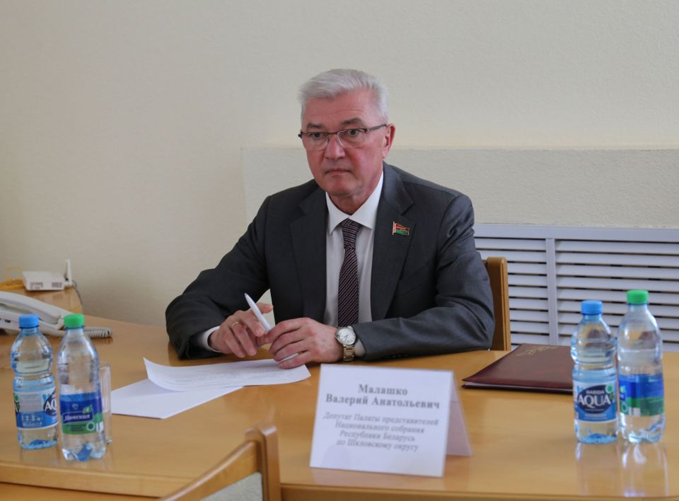 Прием граждан и «прямую телефонную линию» провел депутат Палаты представителей Национального собрания Республики Беларусь Валерий Малашко