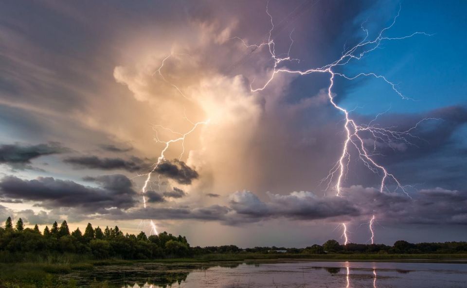 Грозы и дожди обещают сегодня синоптики в Беларуси