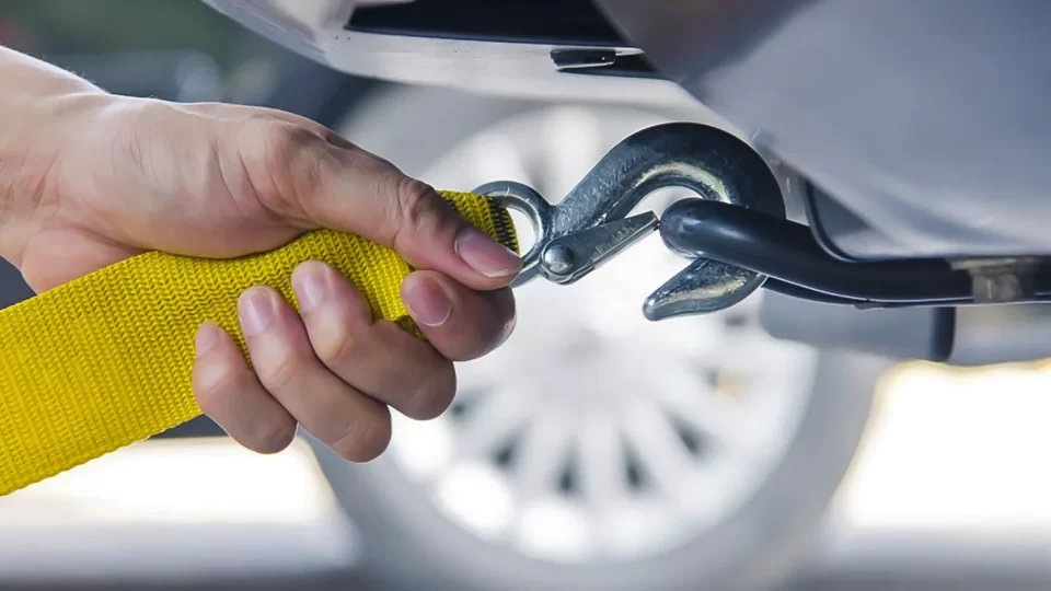 Автолюбитель рассказал, в каких случаях можно, а в каких нельзя буксировать машину