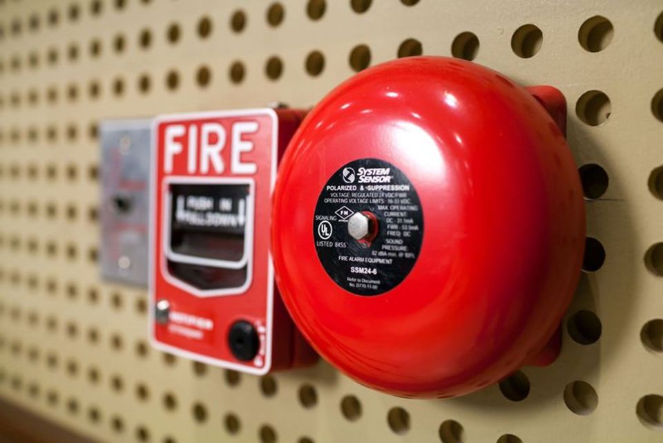 РОЧС призывает руководителей организаций района усилить контроль за обслуживанием систем пожарной сигнализации на объектах.
