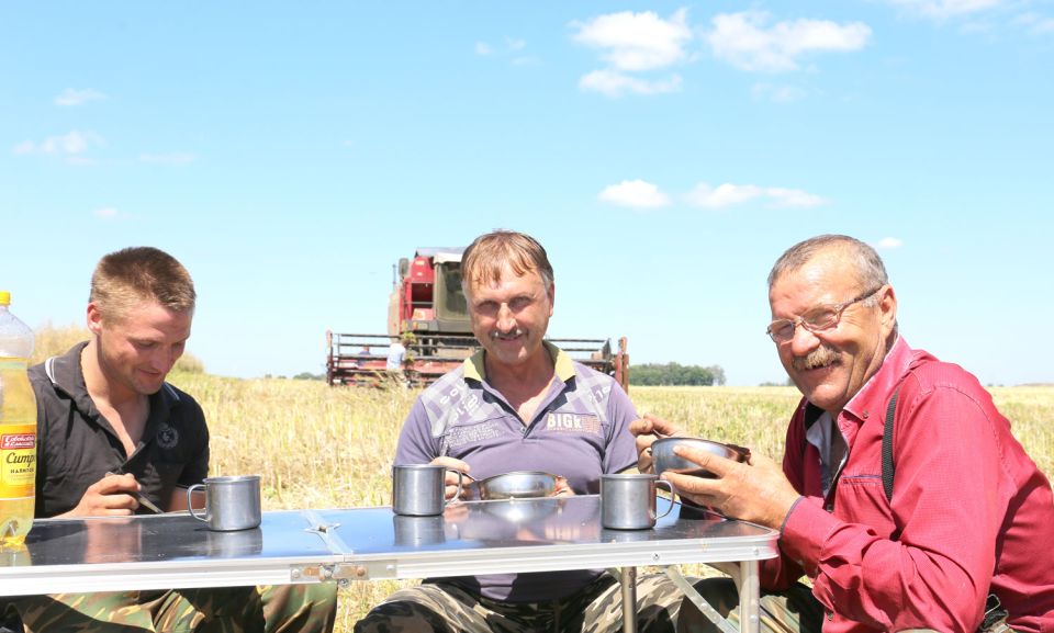 От поваров  большой привет – прямо в поле вкусный обед