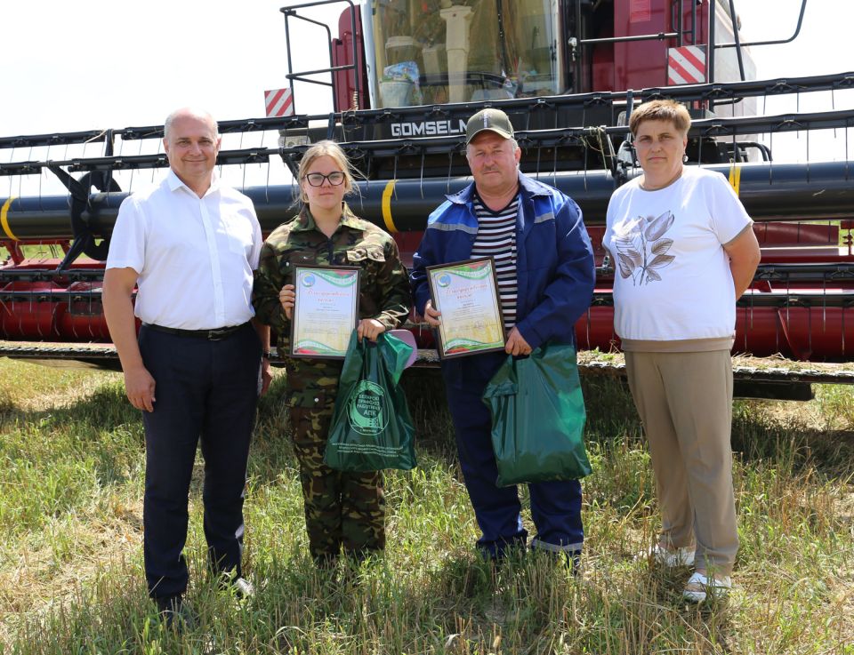 На зерновых полях ОАО «Круглянская Искра» поздравление принимал семейный экипаж в составе отца и дочери Александра и Кристины Вырвич.