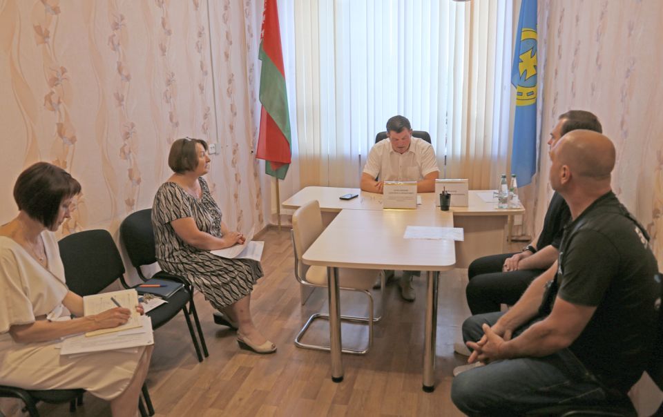 Вопросы жилищного характера, перераспределения после окончания ВУЗа сегодня рассматривались на личном приеме граждан у председателя райисполкома Сергея Ермолицкого.