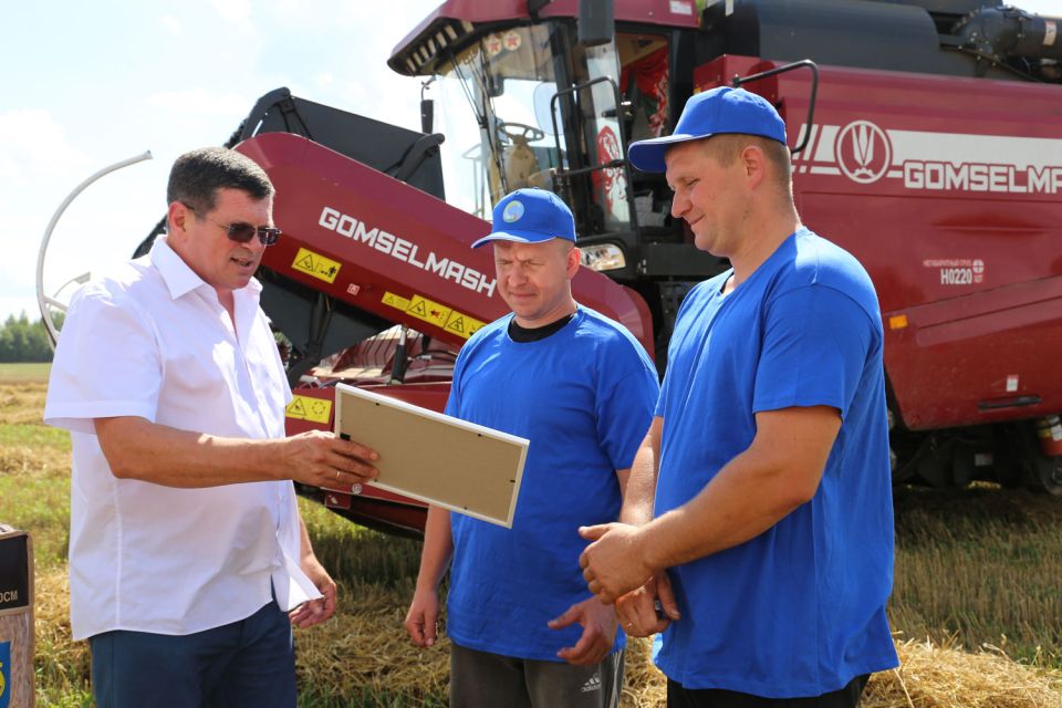 Первую тысячу тонн зерна нового урожая в районе собрал комбайновый экипаж в составе Павла Кирьянова и Петра Барсукова из КСУП «Круглянский-Агро».