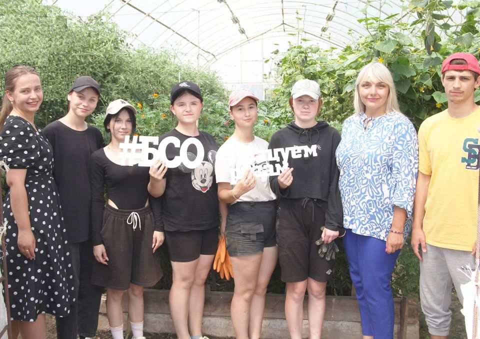 Ребята  зарабатывают свою  первую  зарплату