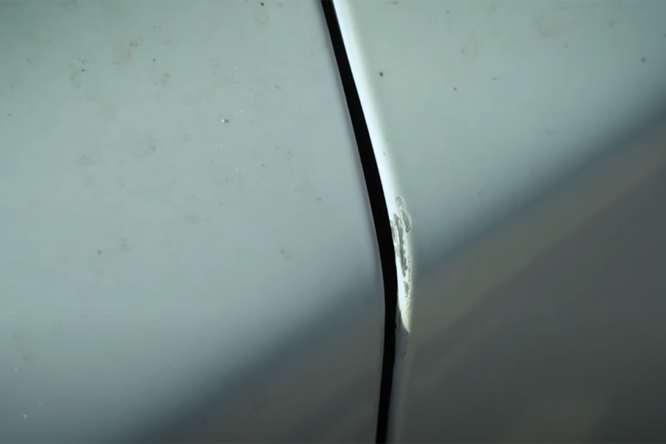 Что делать, если на лакокрасочном покрытии автомобиля появились сколы: советы автолюбителя