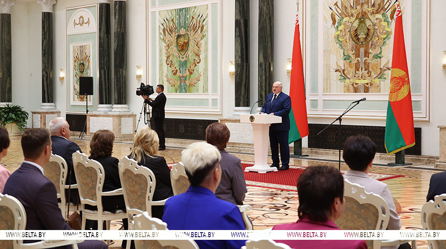 Лукашенко вручил госнаграды сотрудникам организаций системы Управления делами Президента