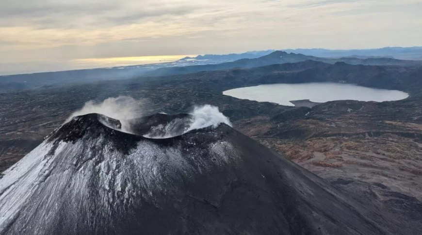 На Камчатке вулкан Карымский выбросил пепел на высоту 10 км