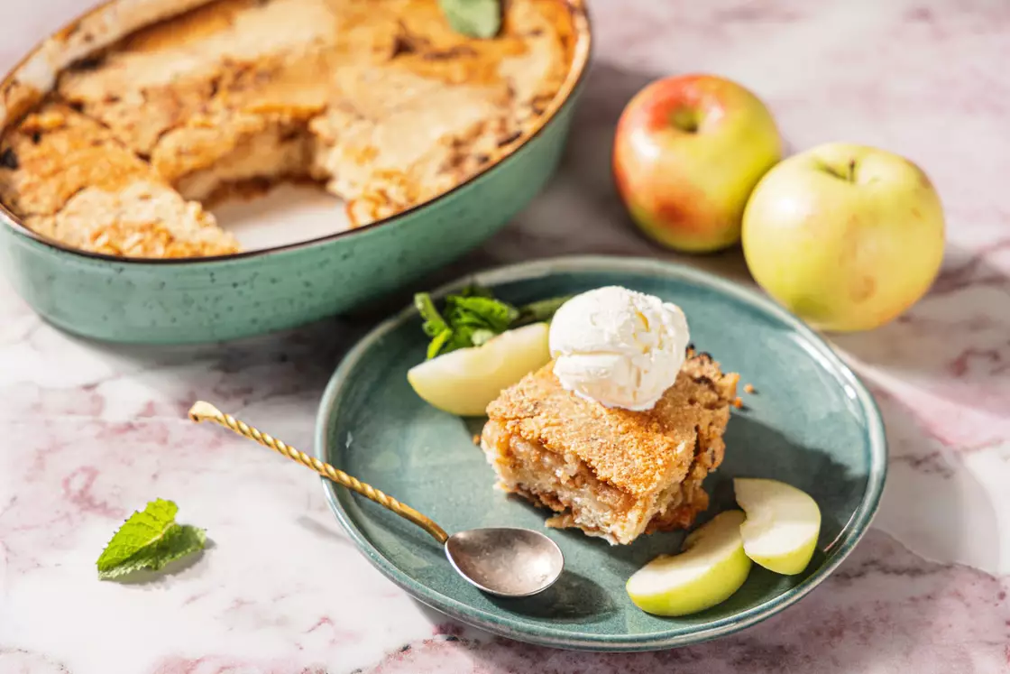 Десерт для всей семьи: рецепт вкусного насыпного яблочного пирога