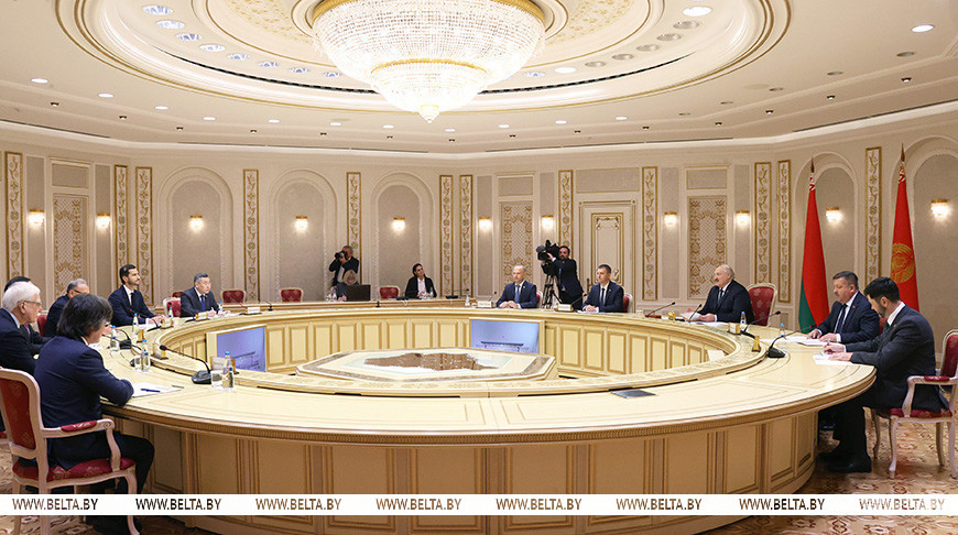 Лукашенко о формуле сотрудничества с регионами России: если что-то попало под запрет — покупайте белорусское