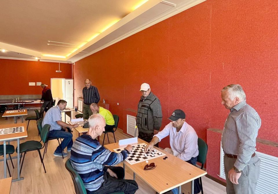 Играли шашисты и футболисты