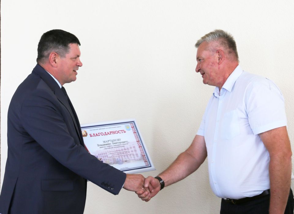 Председатель райисполкома Сергей Ермолицкий вручил письменную благодарность директору ОАО «Круглянский агропромтехснаб» Владимиру Мартынову