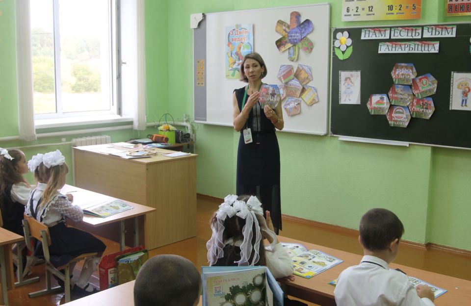 Первый урок в Тетеринской средней школе им. А.С. Лукашевича посетила заместитель председателя райисполкома Анжела Лукашевич