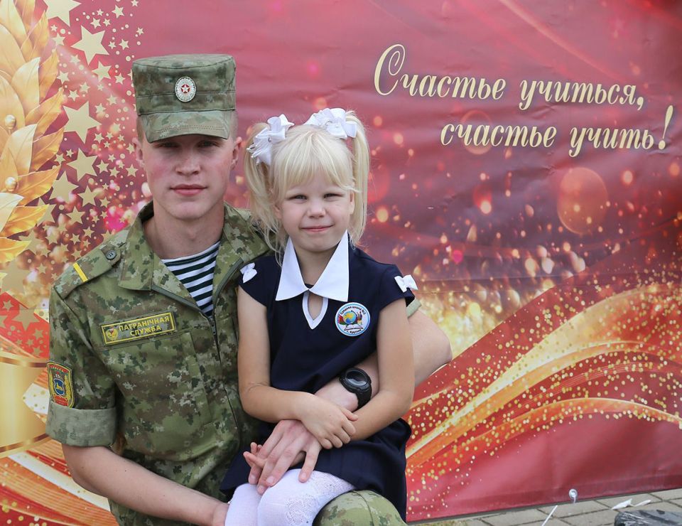 В надёжной солдатской руке – маленькая ручонка: с радостью на душе брат в школу привёл сестрёнку
