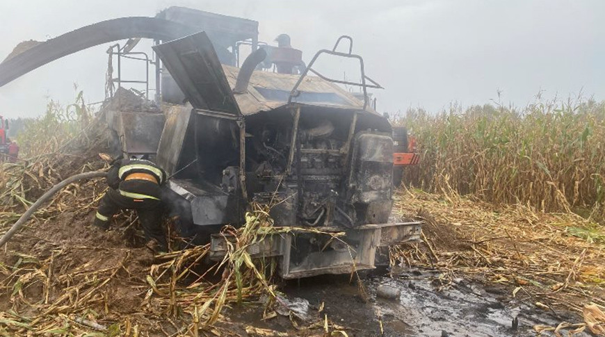 Кормоуборочный комбайн загорелся в поле в Дубровенском районе
