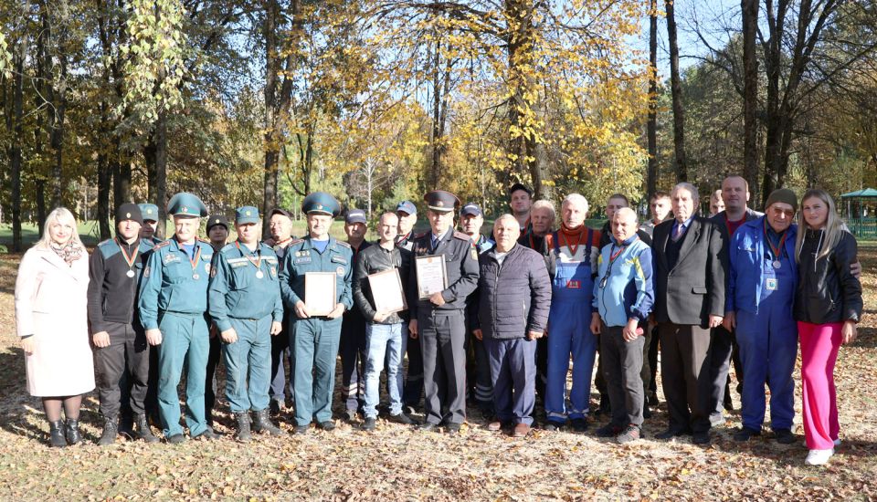 Чемпионат по колке дров среди ветеранов труда и молодежи провели в Круглом