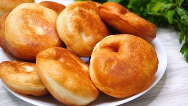 Домашняя выпечка: рецепт вкусных жареных беляшей из воздушного теста